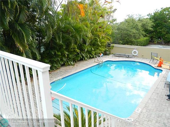 5th image of 1050 SE 15th St APT 601