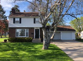 1495 Roselawn Ave W, Roseville, MN 55113