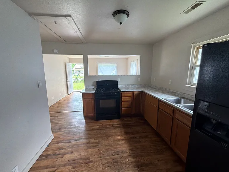 222 Nadine St — Photo 2