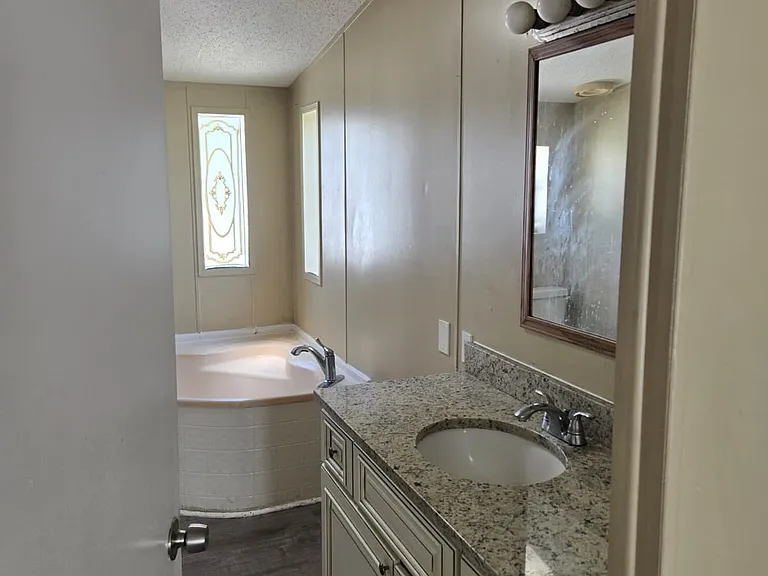 910 W Maxanna Blvd — Photo 16