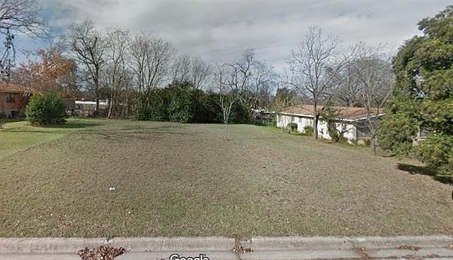 1st image of 12002 N Oaks Dr