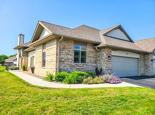 7542 W Tuckaway Pines Cir, Franklin, WI 53132