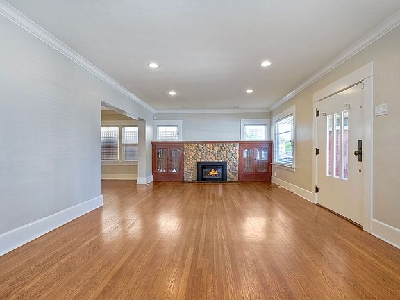 5th image of 4052 Albatross St