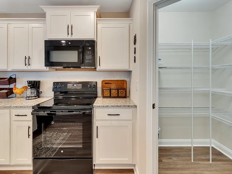118 Alexander Blvd — Photo 15