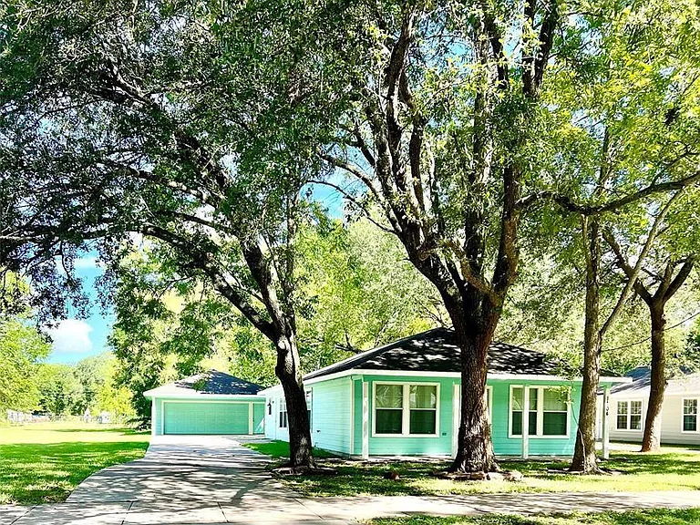 1104 E Walker St — Photo 4