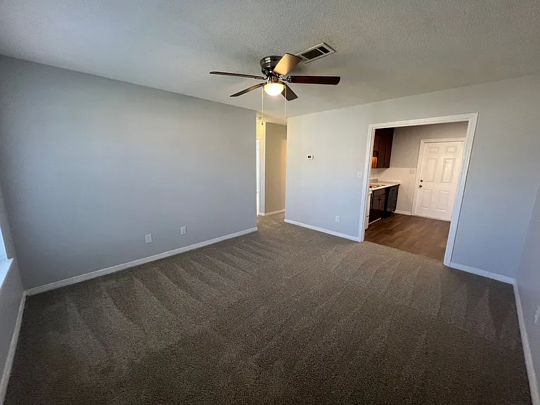 405 Schubert Dr #C — Photo 3