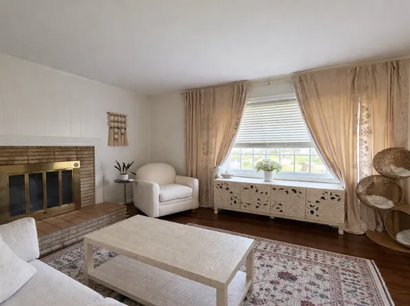 7042 Russell St, Overland Park, KS 66204