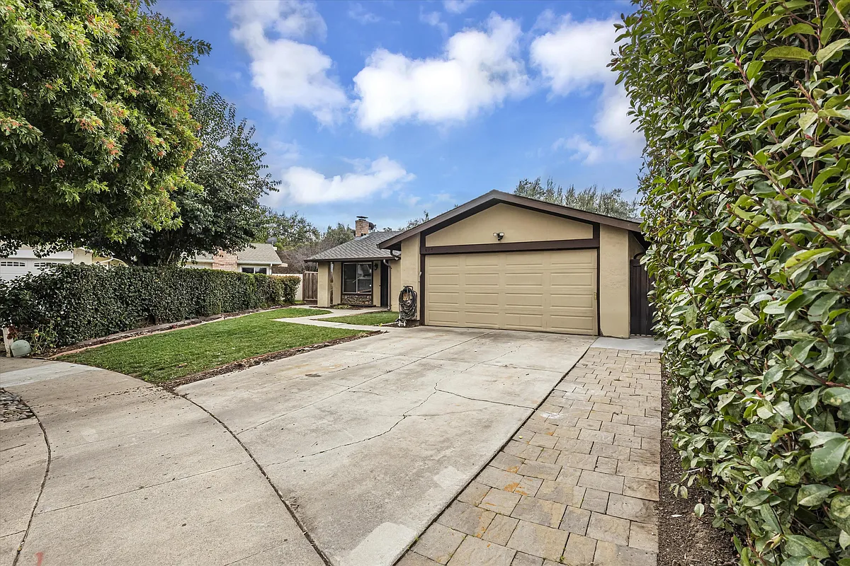 Building Photo - 628 Elmbrook Way