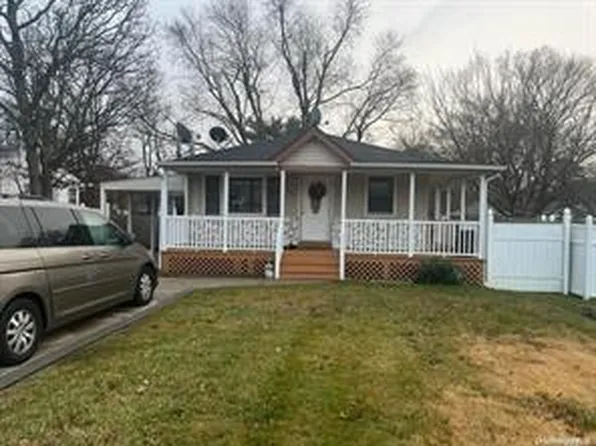 1548 Express Drive S, Brentwood, NY 11717