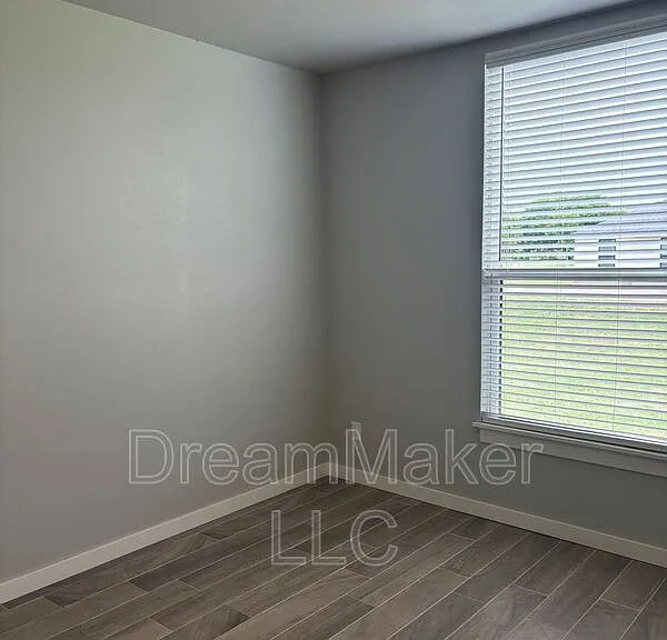 916 Flowers Dr — Photo 12