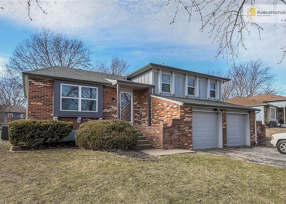 Welcome to your new home on cul-de-sac, large lot in Devonshire subdivision.