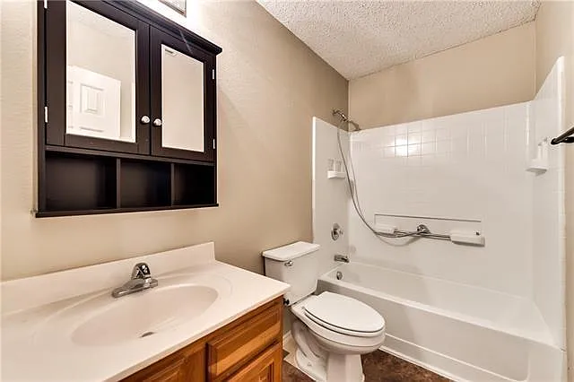 5 bed, 3991 sqft, $3,195 — Photo 4