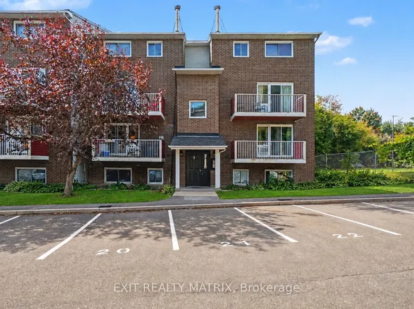 1589 Saint Bernard St #302, Ottawa, ON K1T 3H7