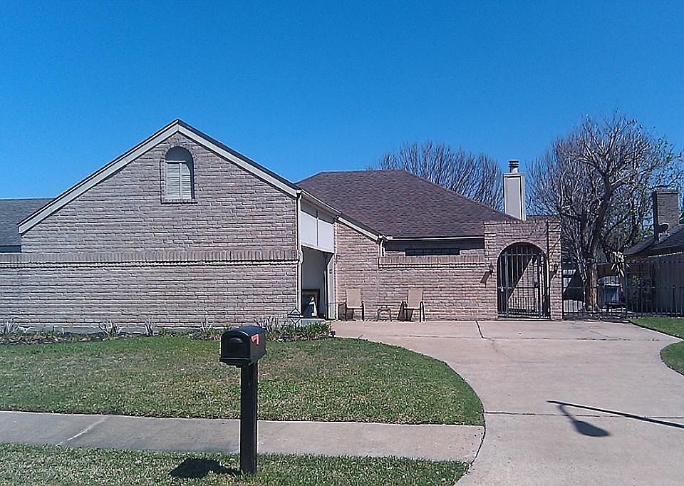 1st image of 211 Queens Ct