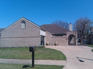 211 Queens Ct, Stafford, TX 77477
