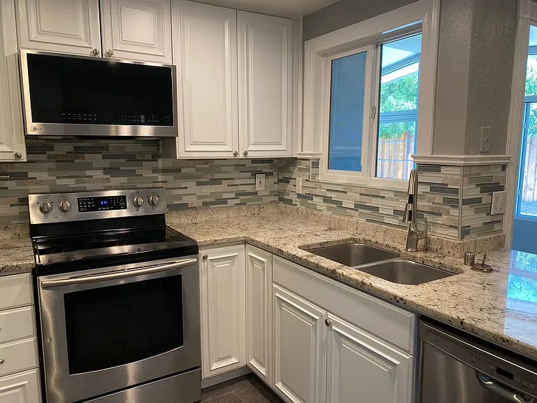 1650 Honeysuckle Rd — Photo 11
