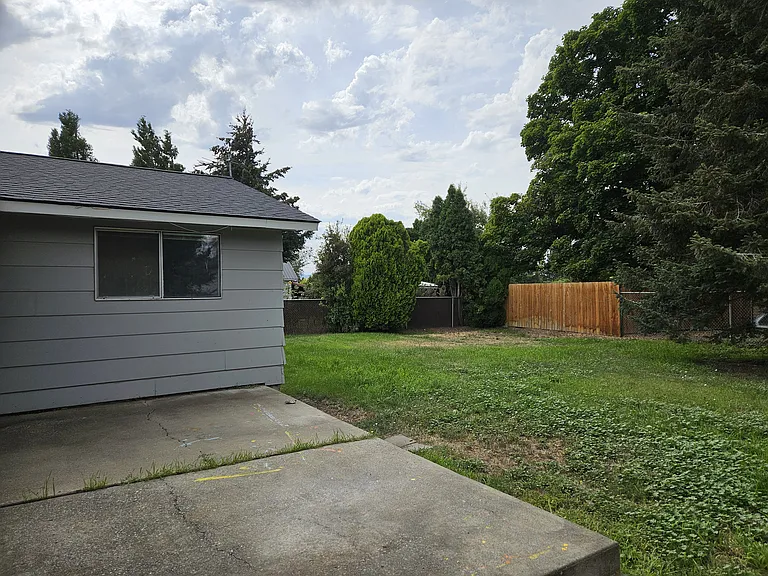 1903 N Parklane Ave — Photo 2