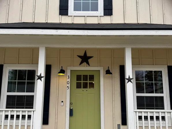 305 Maple Ave, Gladewater, TX 75647