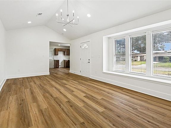 4th image of 2619 Somerset Dr