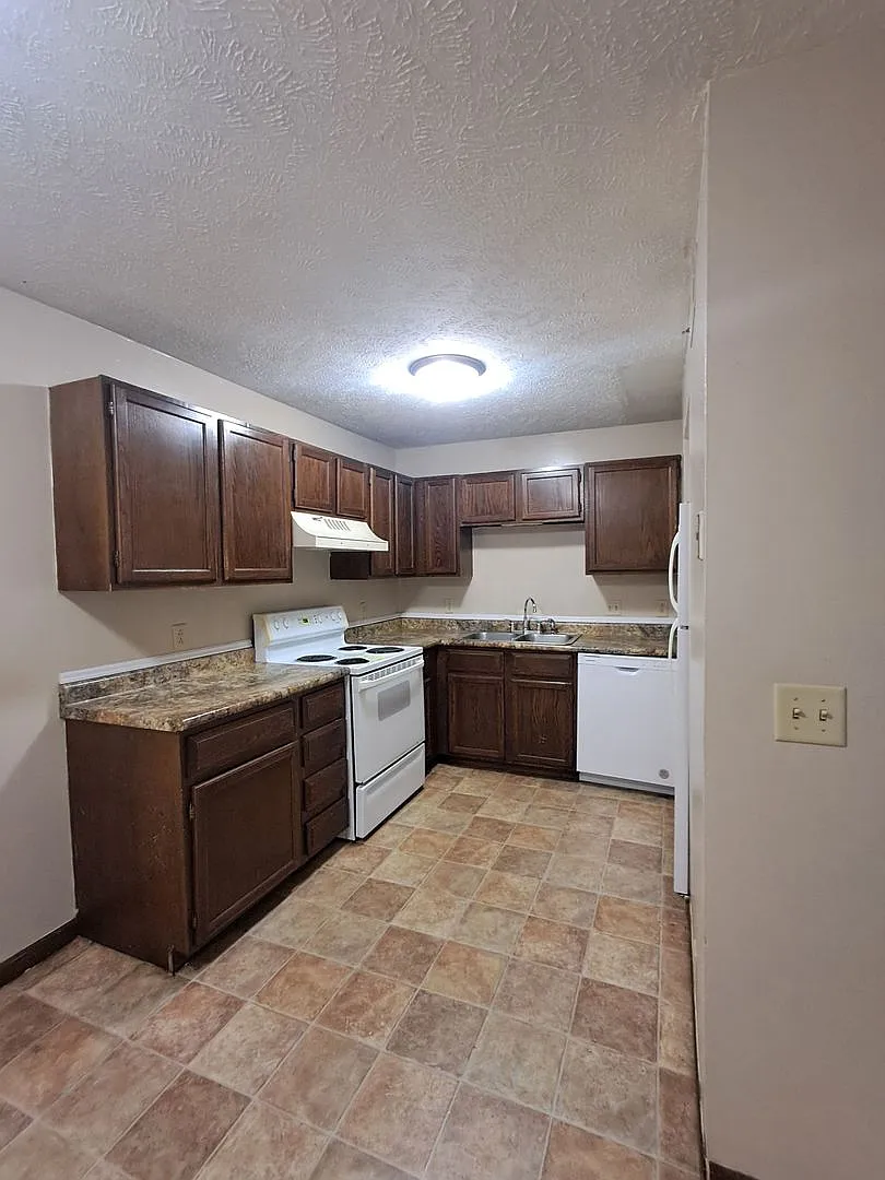 Lone Tree Apartments — Photo 1