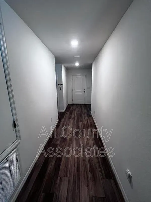 4 bed, 2.0 bath, 1696 sqft, $2,295 — Photo 4