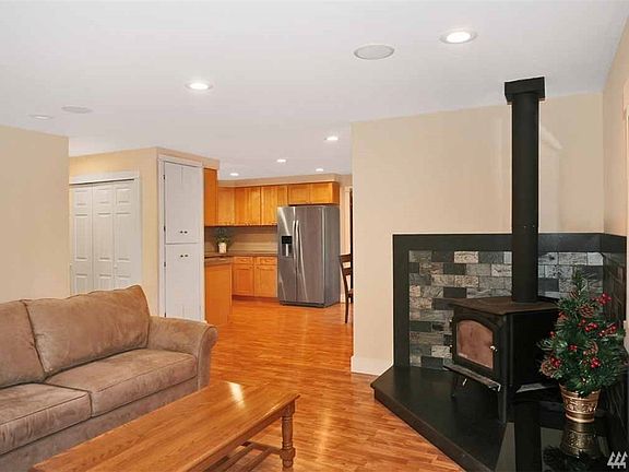 4th image of 18653 Brockton Ave NE