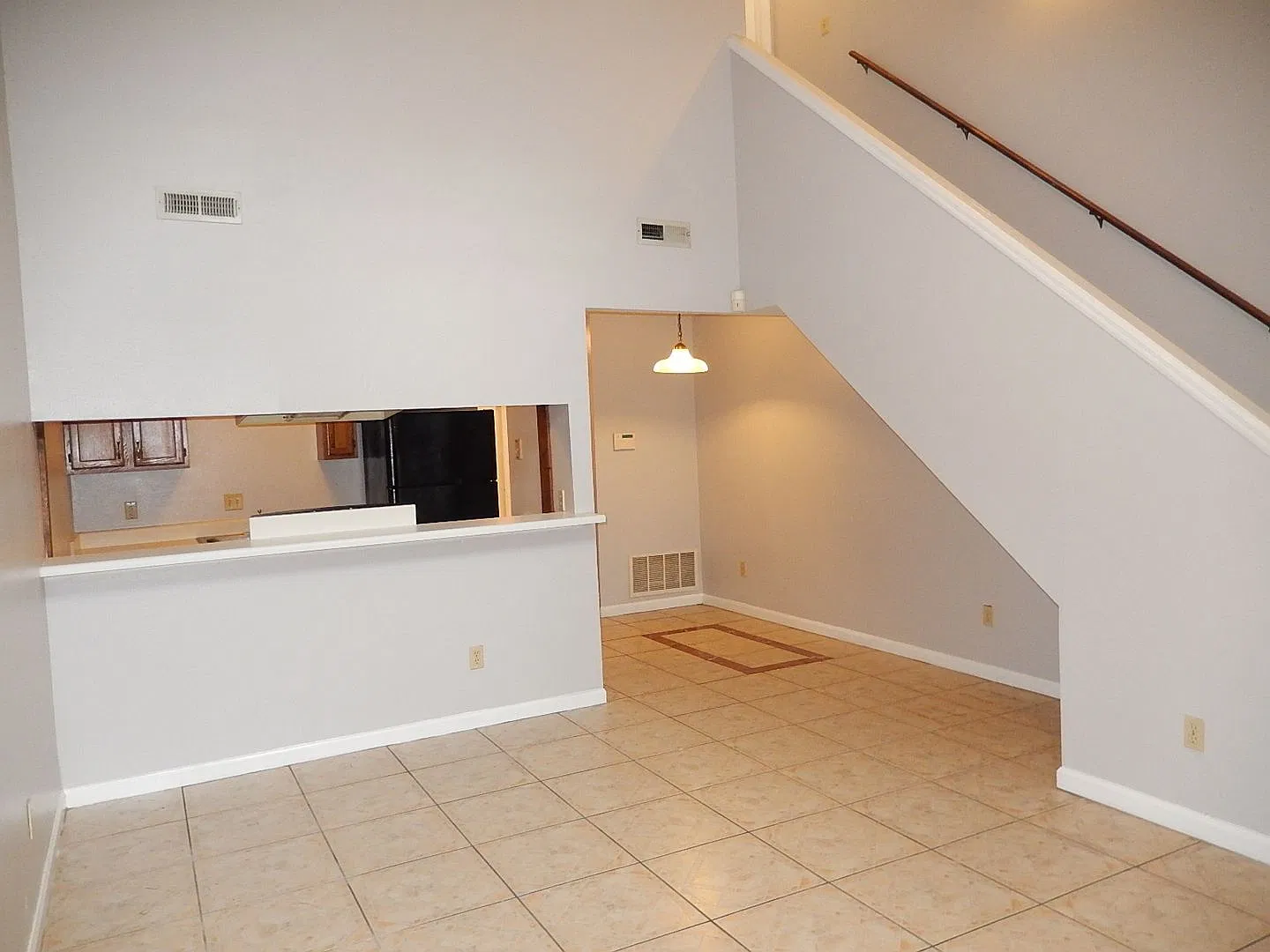 CUTE NW 2/2 w/ Vaulted Ceilings, Washer/Dryer, Open Kitchen w/ Bar, & Large Bedrooms $1250/month!... — Photo 2