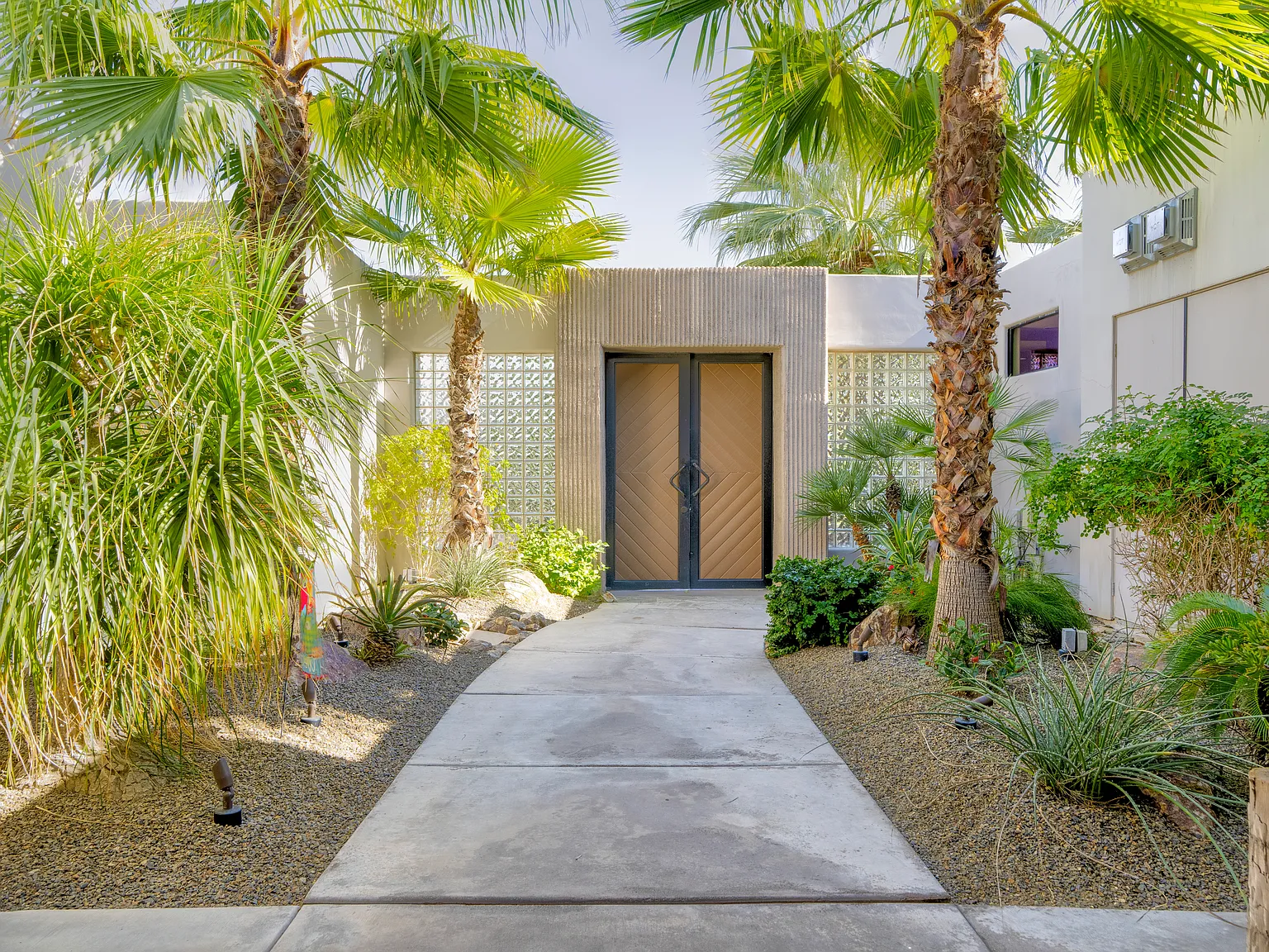 5 bed, 5.5 bath, 4716 sqft, $15,000 — Photo 1