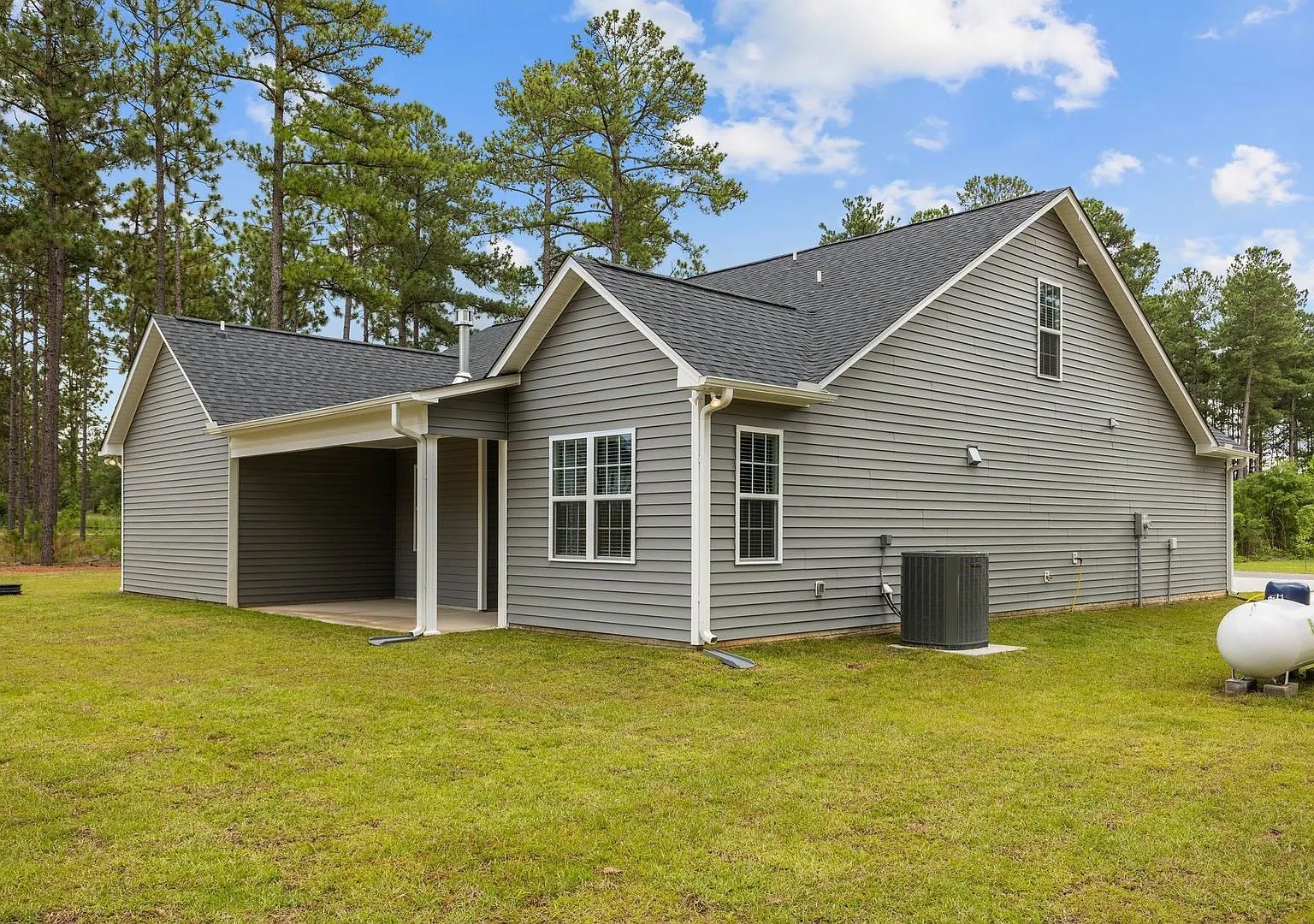 Beautifully designed 2022-built home in the Winds Way Farm community — Photo 4
