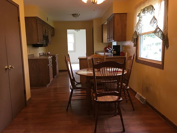 eat-in w/pantry closet