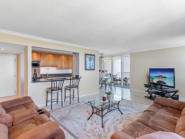 2881 33rd Ct #Penthouse A — Photo 7