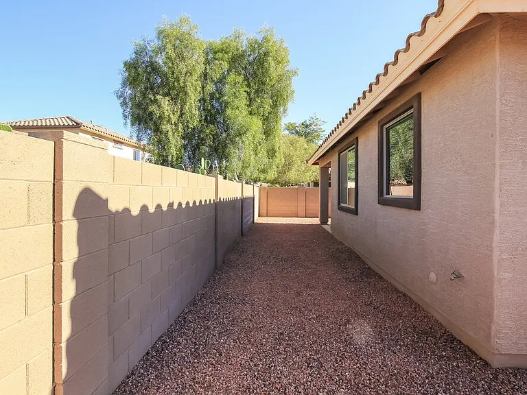 2534 W Beverly Rd — Photo 15