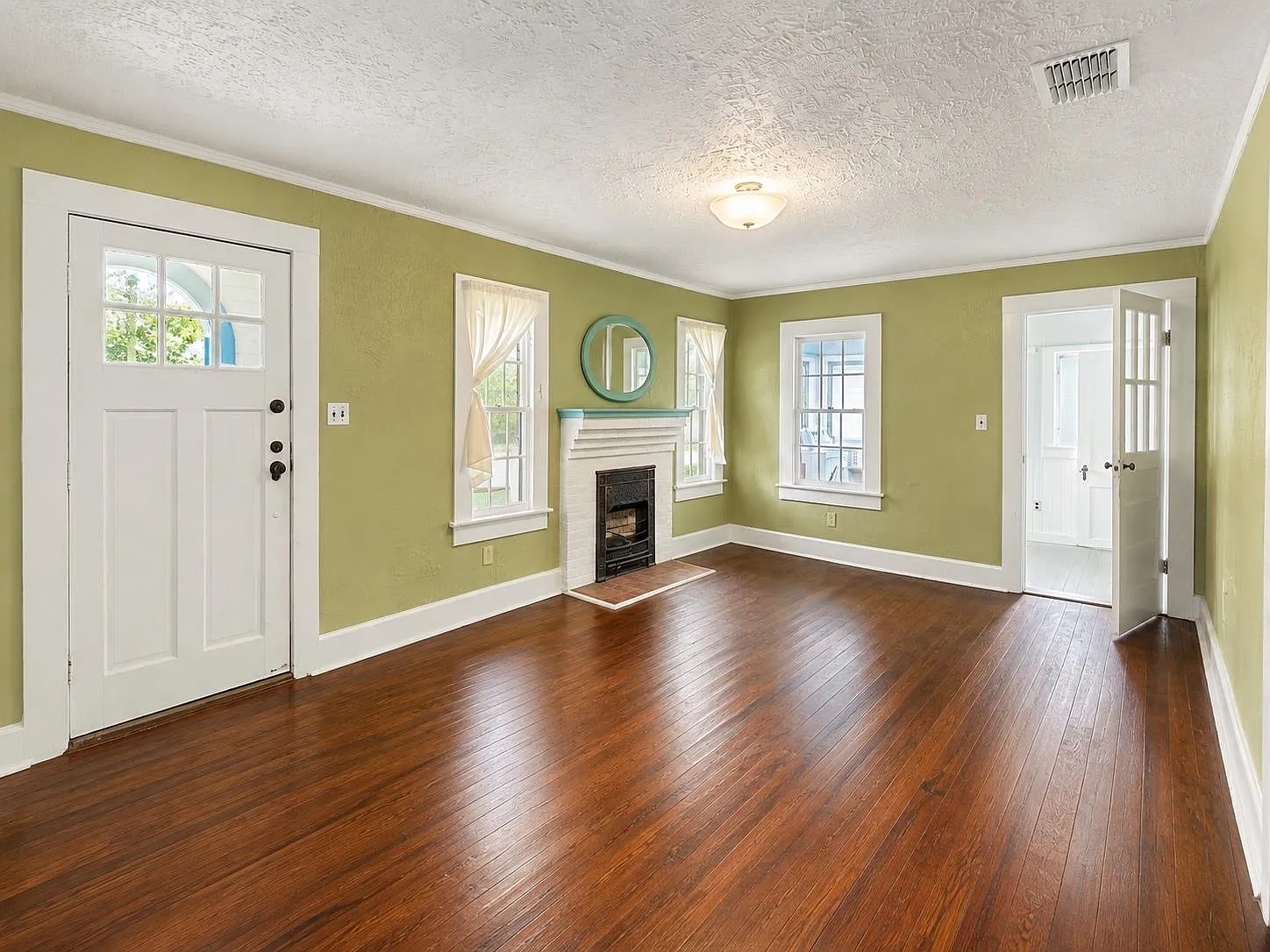 3 bed, 1.5 bath, 1277 sqft, $1,500 — Photo 2