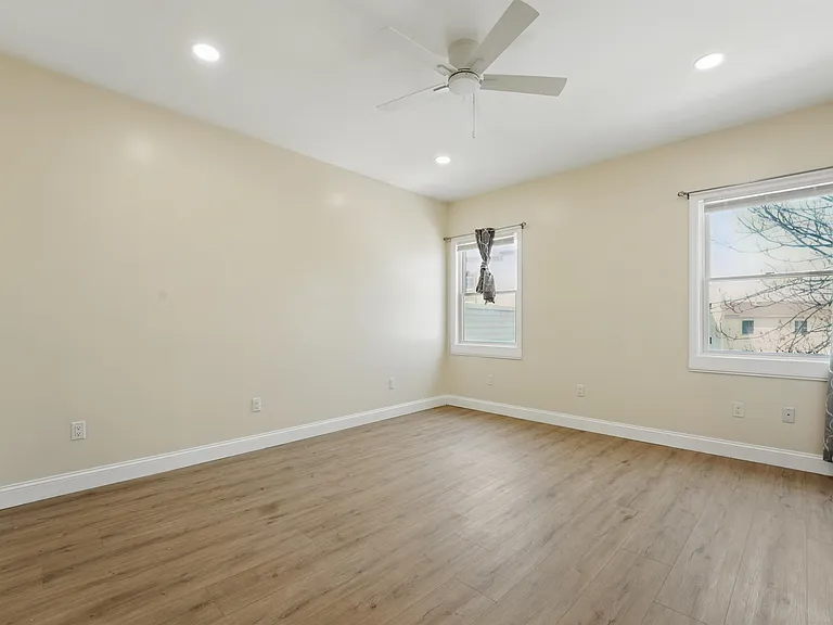 949 Summit Ave #2 — Photo 17