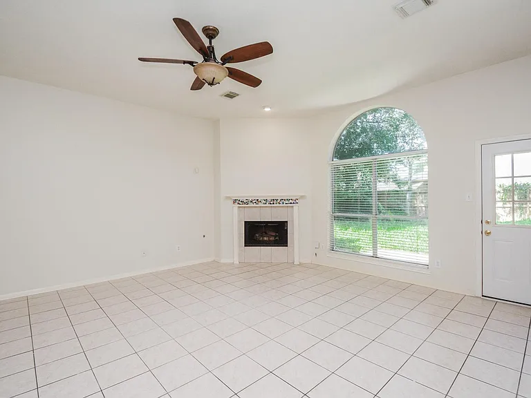 918 Tennyson Dr — Photo 8