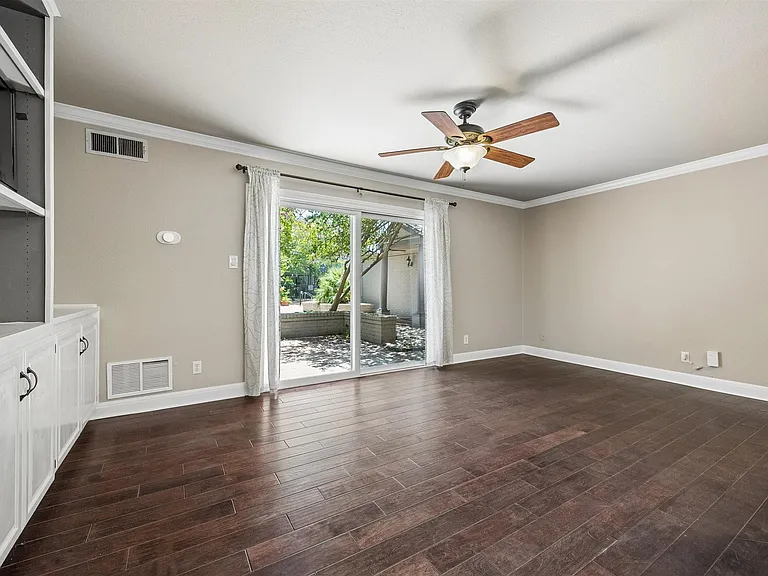 2500 Steck Ave #18 — Photo 6