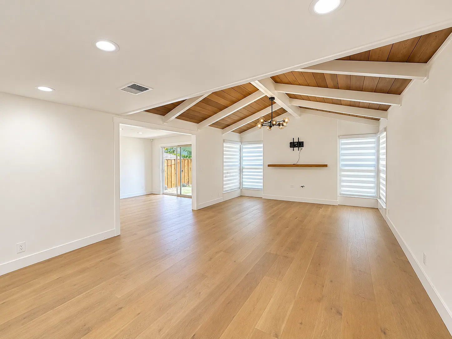 3 bed, 1571 sqft, $5,200 — Photo 3