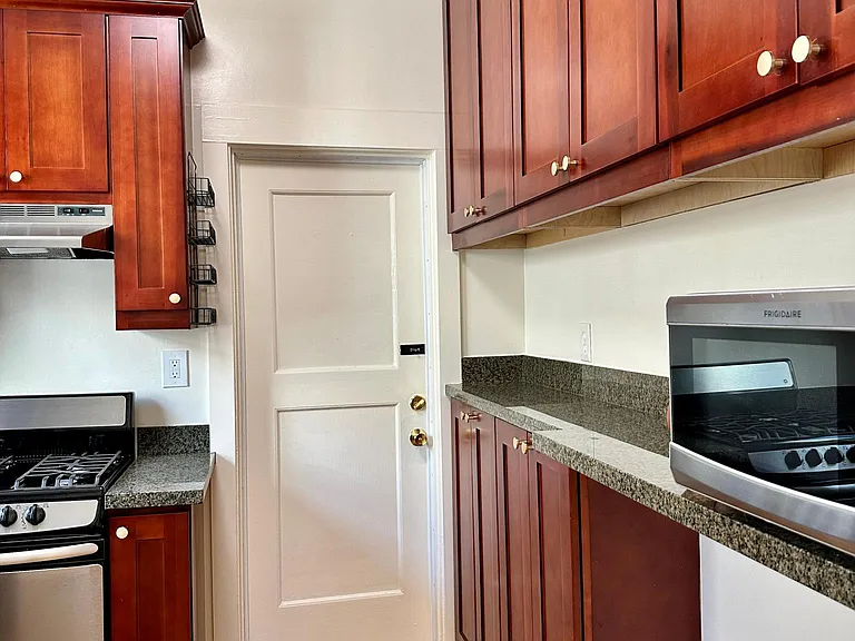 230 Shrader St #3 — Photo 9