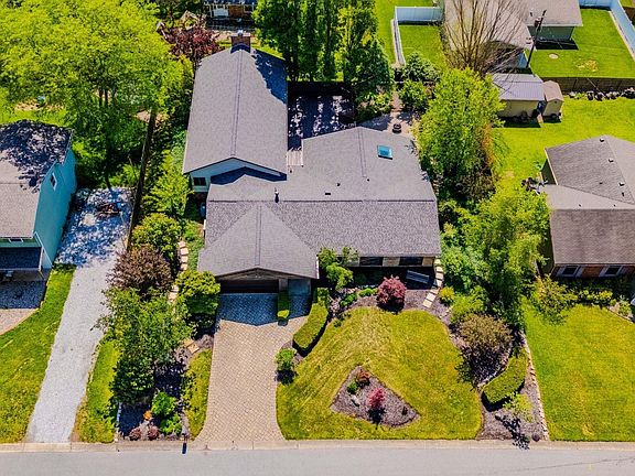 3rd image of 631 Crown Hill Dr W