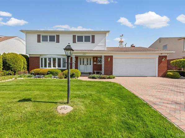 690 Briarcliff Dr, Grosse Pointe Woods, MI 48236