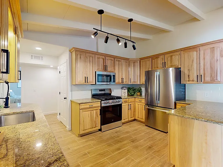 1439 E Linden St — Photo 16
