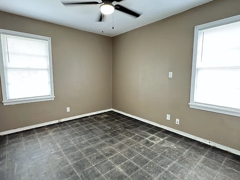 808 Kyle St — Photo 10