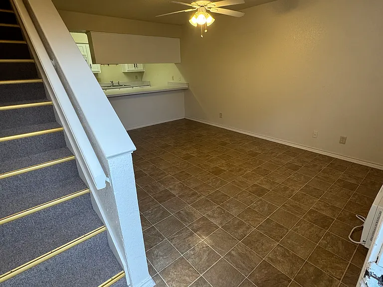 927 W Chestnut St #B — Photo 4