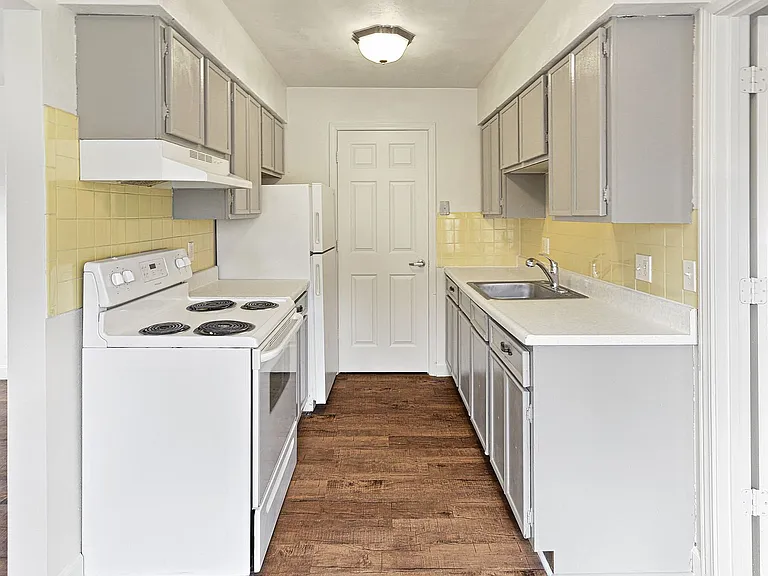 Green Door Apartments — Photo 30