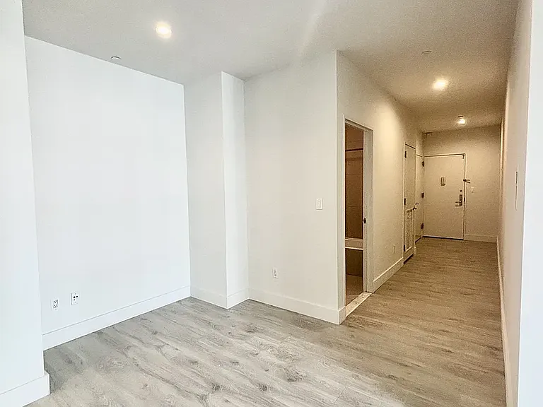 229 W 60th St #5G — Photo 4