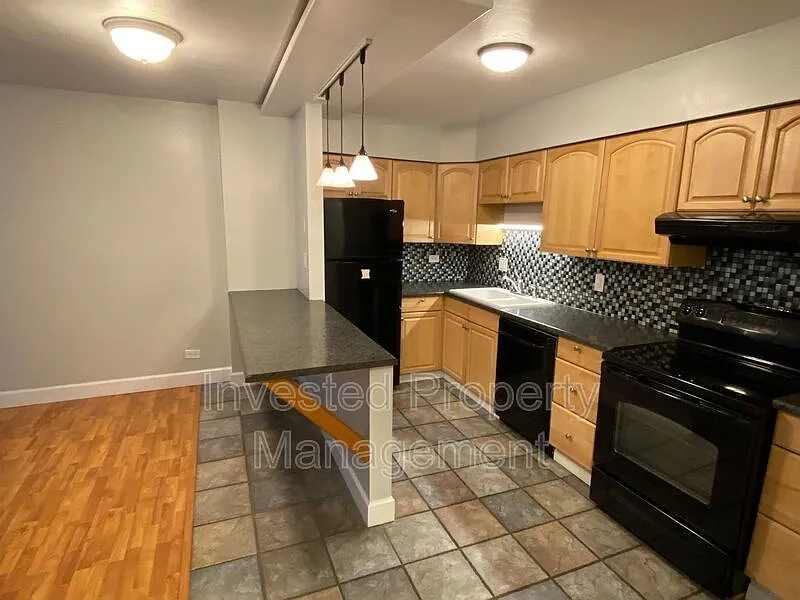 Building Photo - 830 N Sherman St #207