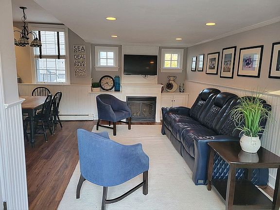 Family Room/Eat-in-Kitchen