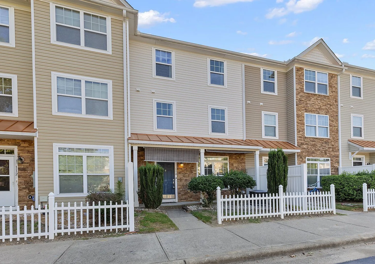 **3bd / 2.5ba Townhome In Prime Location** — Photo 4