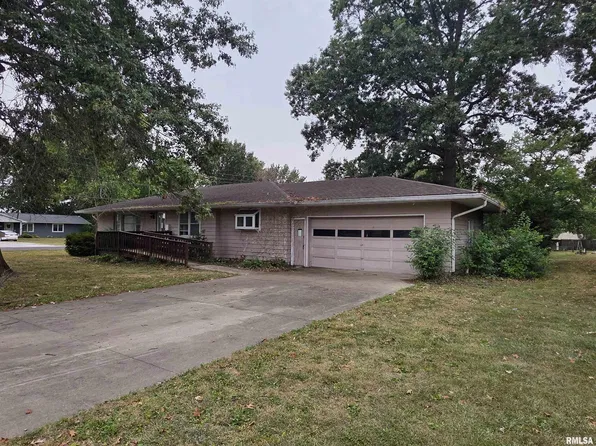 285 Sunset Dr, Virden, IL 62690