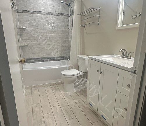 3rd image of 4 Middle Grove Ct W